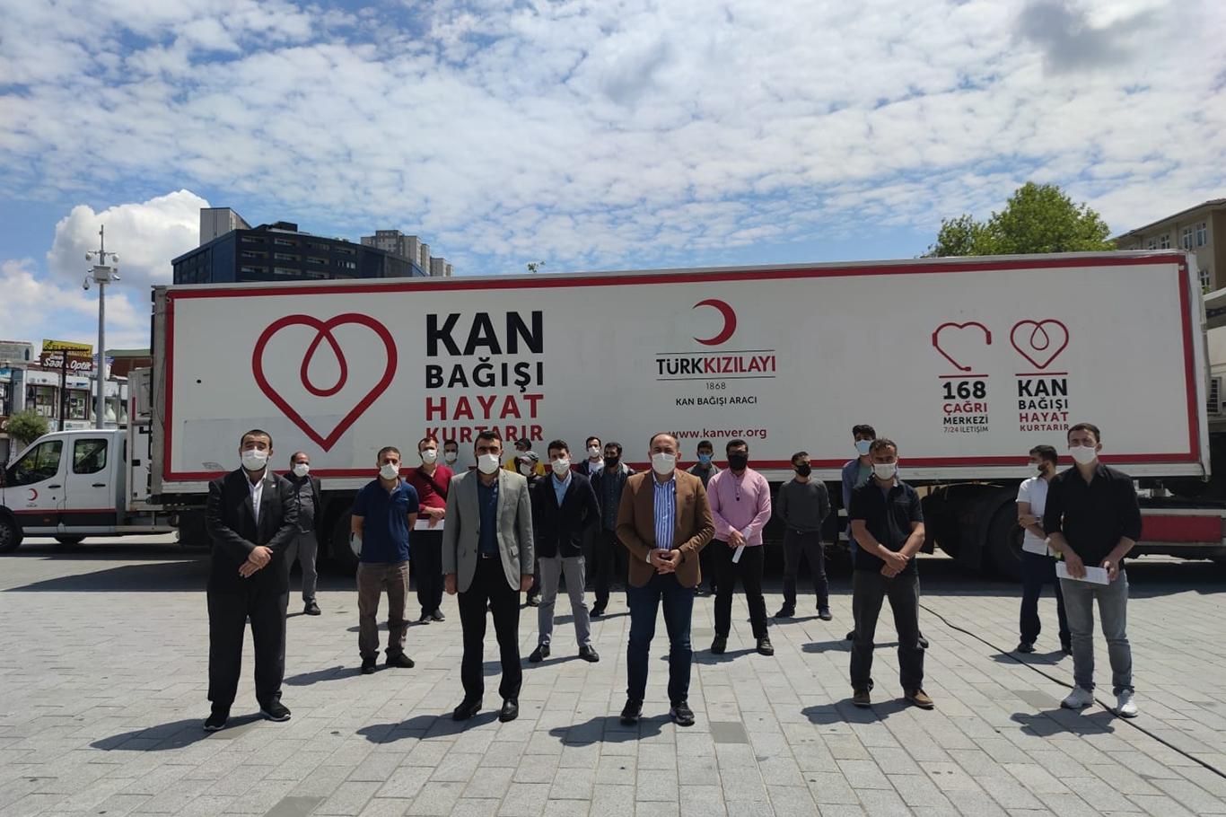  HÜDA PAR İstanbul İl Başkanı Elibüyük, Kızılay’a kan bağışında bulundu